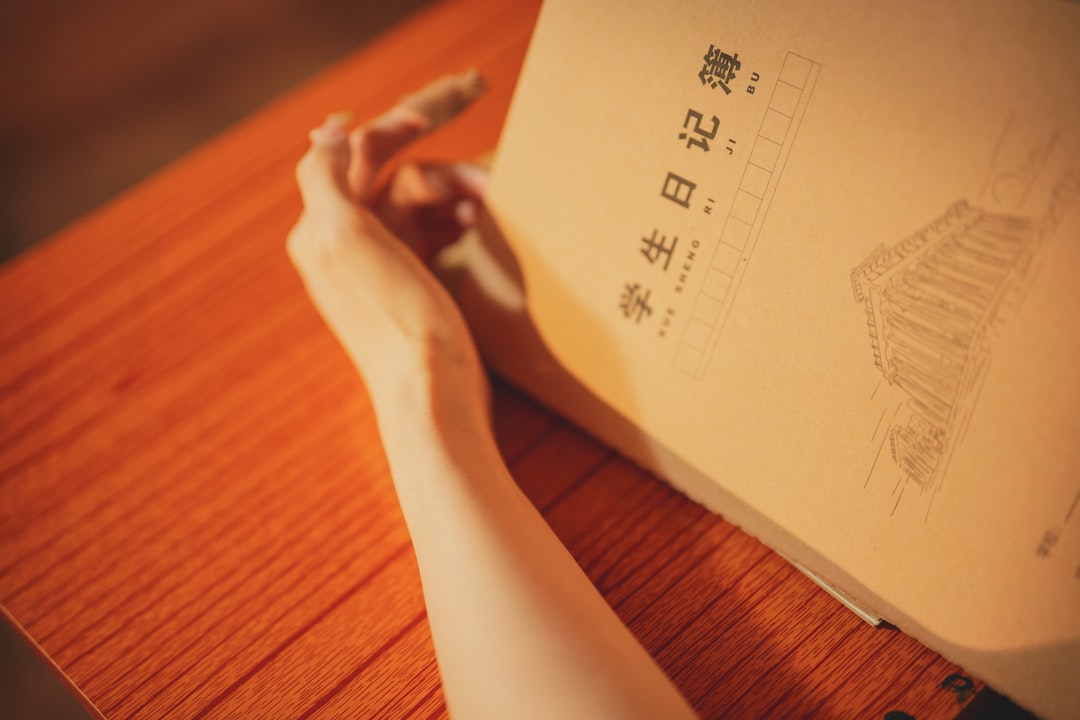 テキストを開いて自宅で学習する様子
