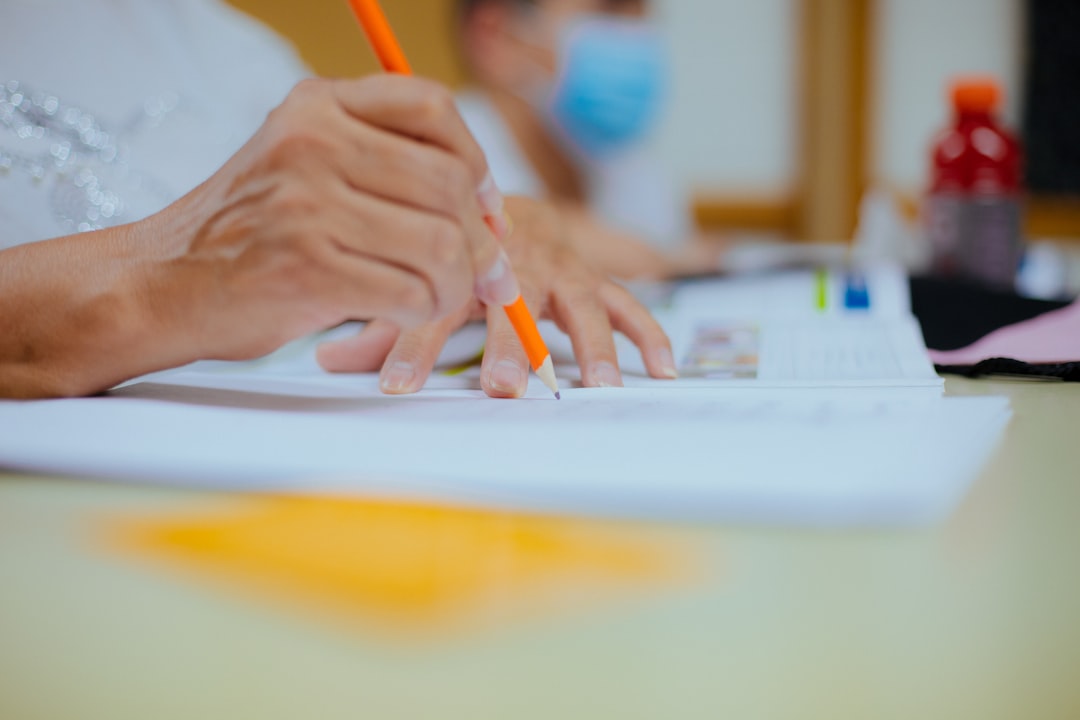 テキストとノートを開いて学習する様子