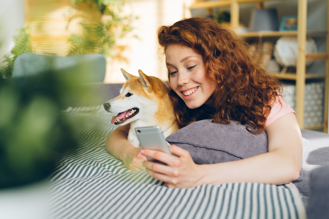 資格選びを考える様子と犬