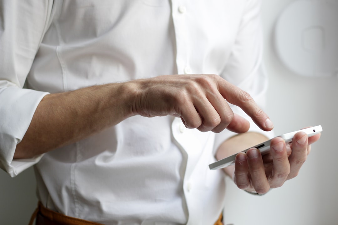スマートフォンで連絡を確認する